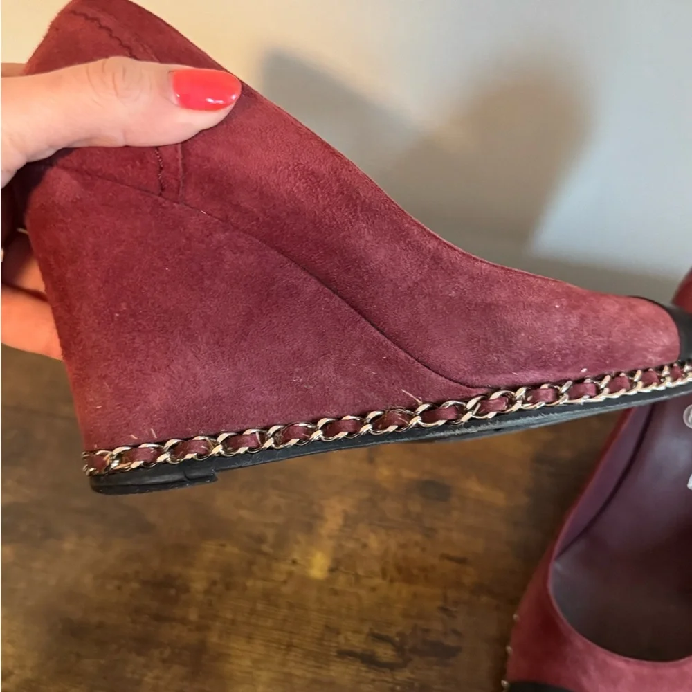 CHANEL Burgundy and Black Suede Cap-Toe Chain-Trim Pumps Size 38 - Picture 4 of 11
